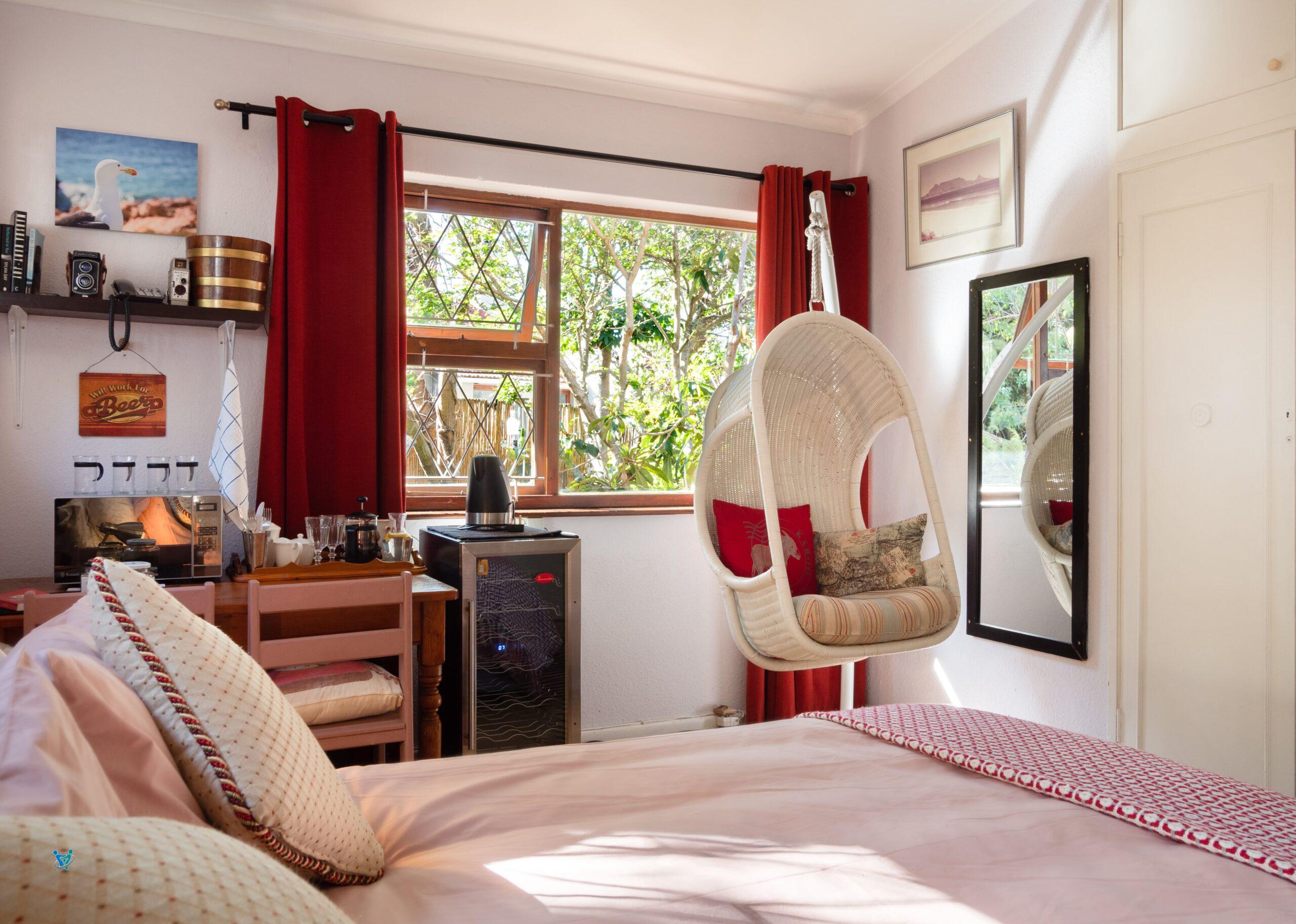 غرف نوم مودرن 12 غرفة نوم لون ابيض مع احمر